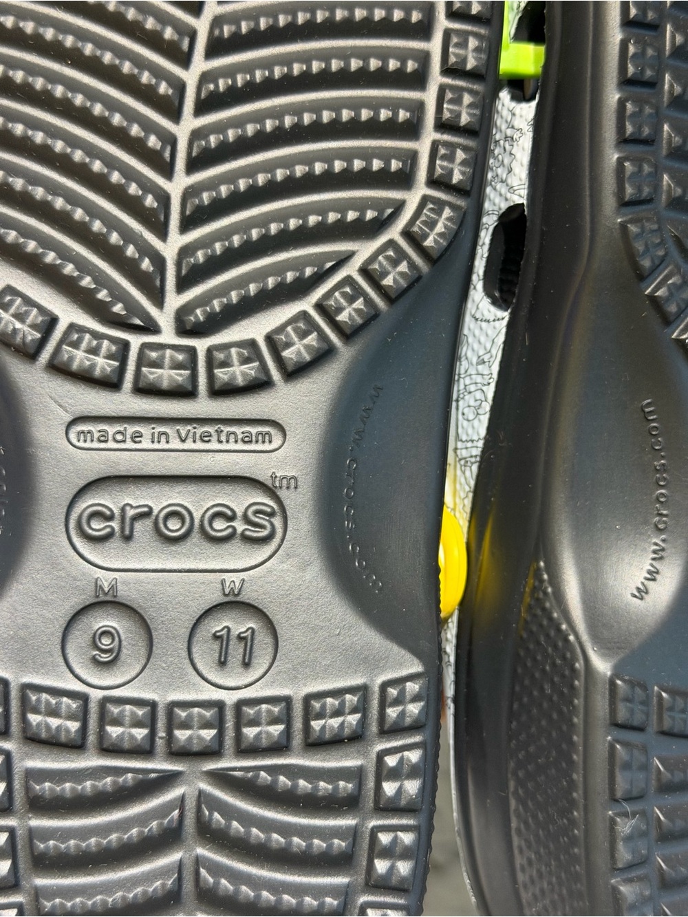 CROCS Clogs with Yellow Straps and Colorful Charms mens 9 women’s 11 - Picture 8 of 8